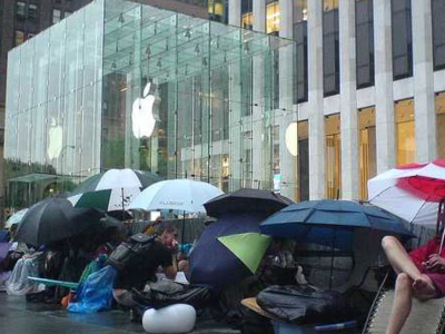 fanaticos de apple hacen cola para nuevo iphone